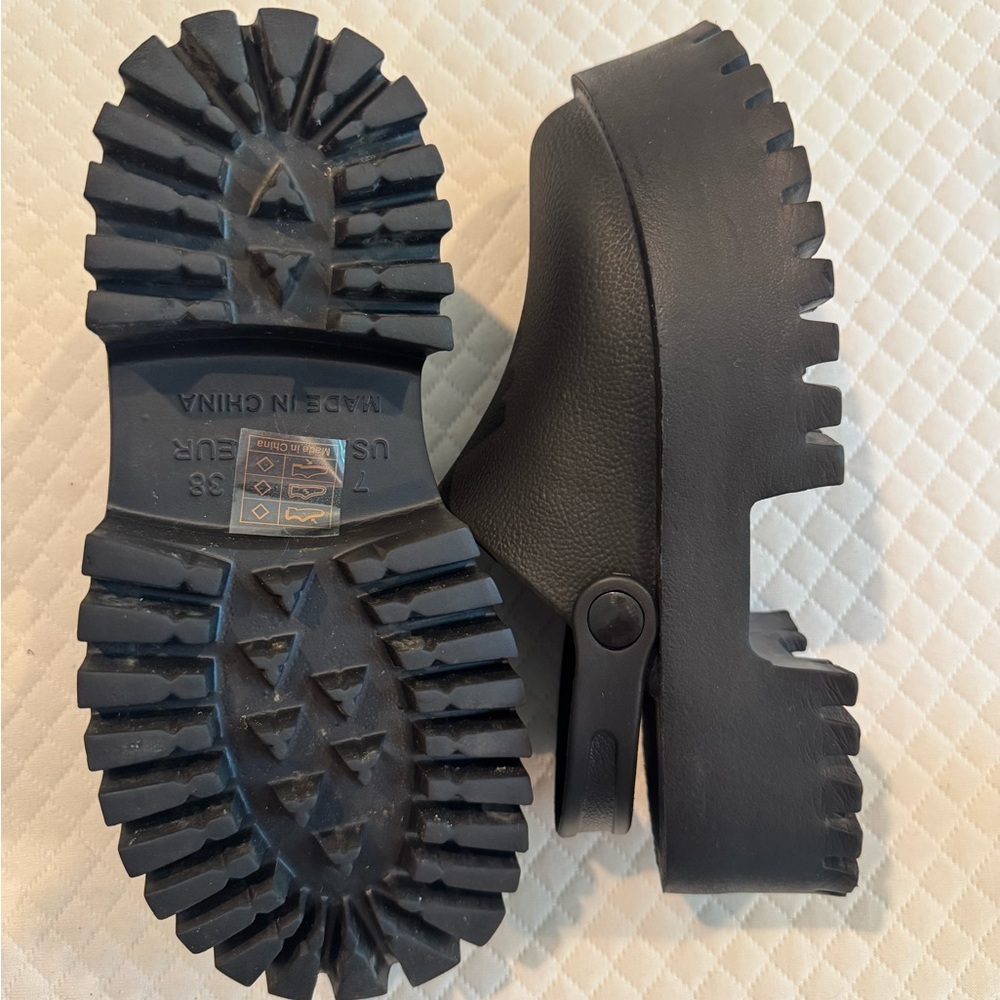 Black Sandals with Strap and Slip-Resistant Sole - Picture 3 of 3